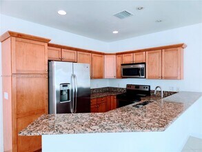 3466 NW 17th Terrace in Oakland Park, FL - Foto de edificio - Building Photo