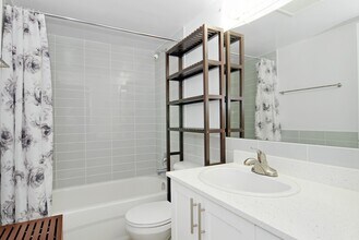 5976 Tisdall St in Vancouver, BC - Building Photo - Building Photo