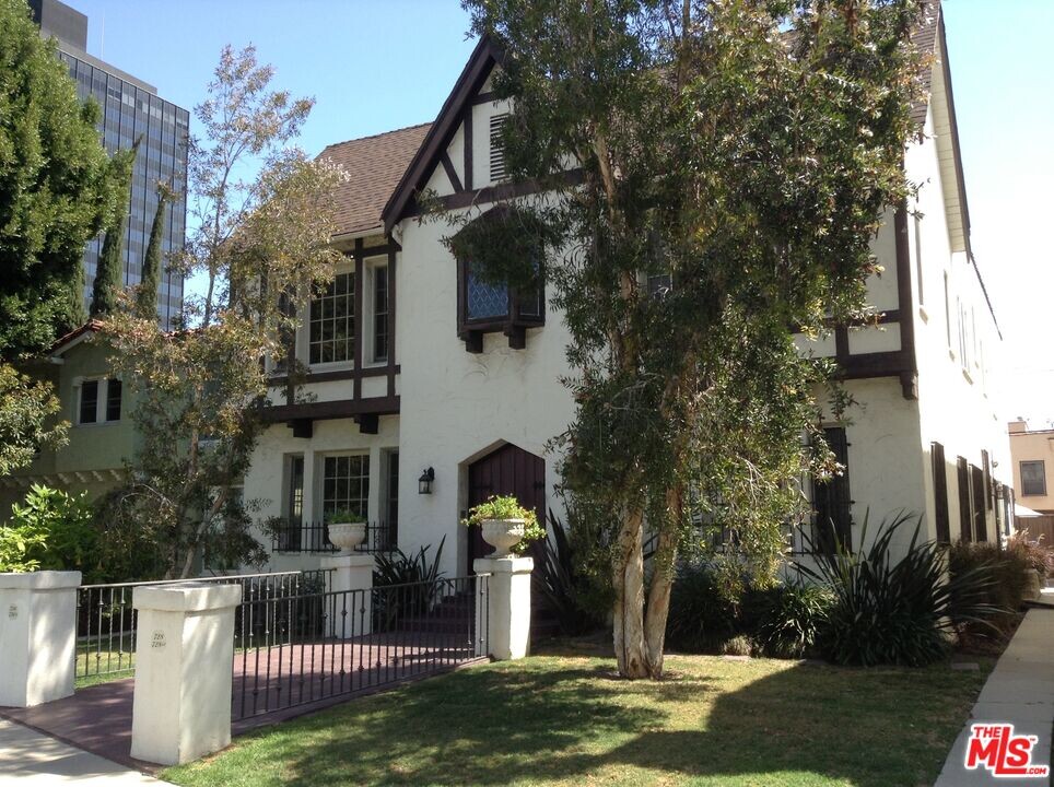 726 S Dunsmuir Ave in Los Angeles, CA - Building Photo