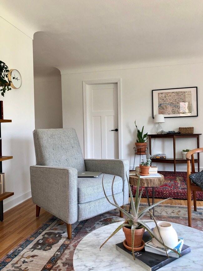 4425 York Ave N, Unit Main Floor NE in Minneapolis, MN - Foto de edificio - Building Photo