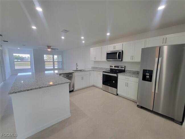 1618 Ridgecrest St in Lehigh Acres, FL - Foto de edificio - Building Photo