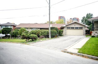 16 Carousel Ct in Toronto, ON - Building Photo