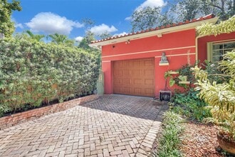 9325 NE 5th Ave in Miami Shores, FL - Building Photo - Building Photo