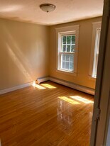 70 Walnut St in Putnam, CT - Building Photo