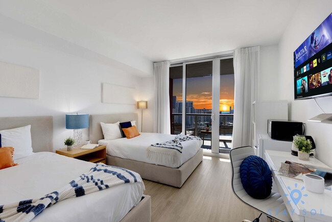 2602 E Hallandale Beach Blvd in Hallandale Beach, FL - Building Photo - Building Photo