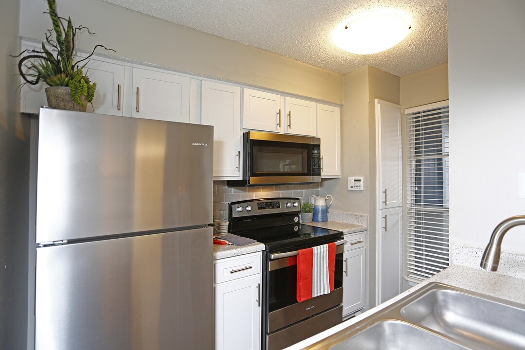 Alena Apartments in Dallas, TX - Building Photo