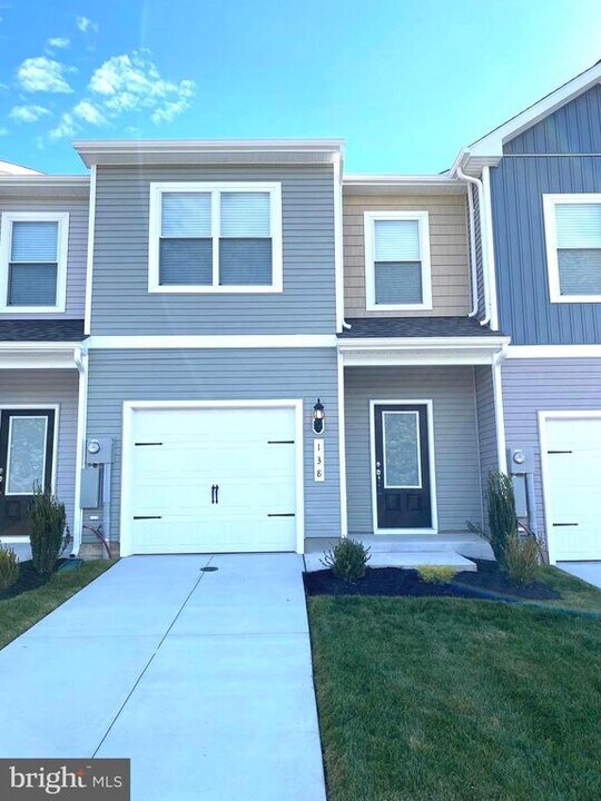 138 Bloomsbury St in Falling Waters, WV - Building Photo
