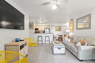 850 S Tamiami Trl, Unit 407 in Sarasota, FL - Building Photo - Building Photo