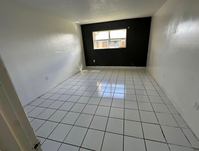 3700 NW 21st St, Unit 411 in Lauderdale Lakes, FL - Building Photo - Building Photo