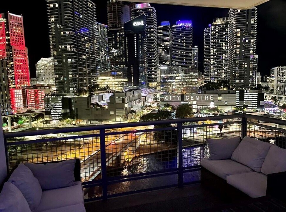 350 S Miami Ave, Unit 1808 in Miami, FL - Building Photo