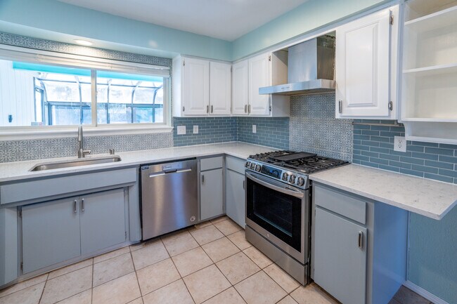 426 Pruitt Ave in White Rock, NM - Building Photo - Building Photo