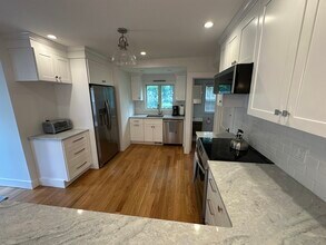 42 Chapman Beach Rd in Westbrook, CT - Building Photo - Building Photo