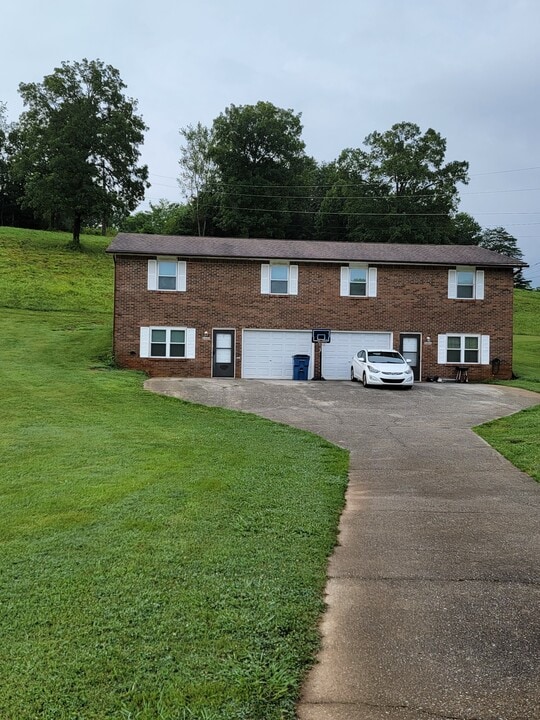 8446 Shawn Ridge Dr in Harrison, TN - Building Photo
