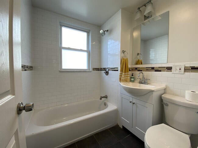 22 Rice St, Unit 2 in Cambridge, MA - Foto de edificio - Building Photo