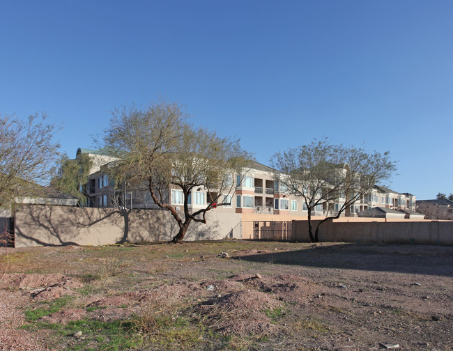 Regatta Pointe Condominiums in Tempe, AZ - Foto de edificio - Building Photo