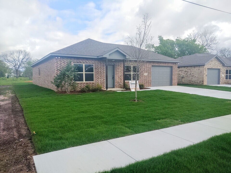 103 Kirkland St in Sanger, TX - Building Photo