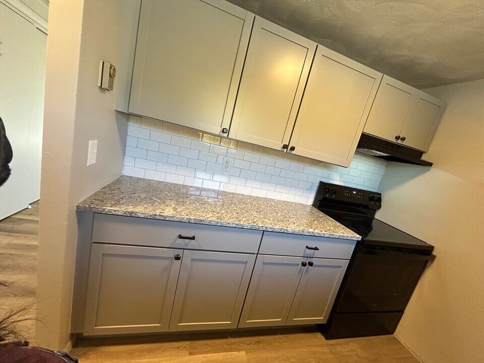71 American Legion Hwy in Westport, MA - Building Photo