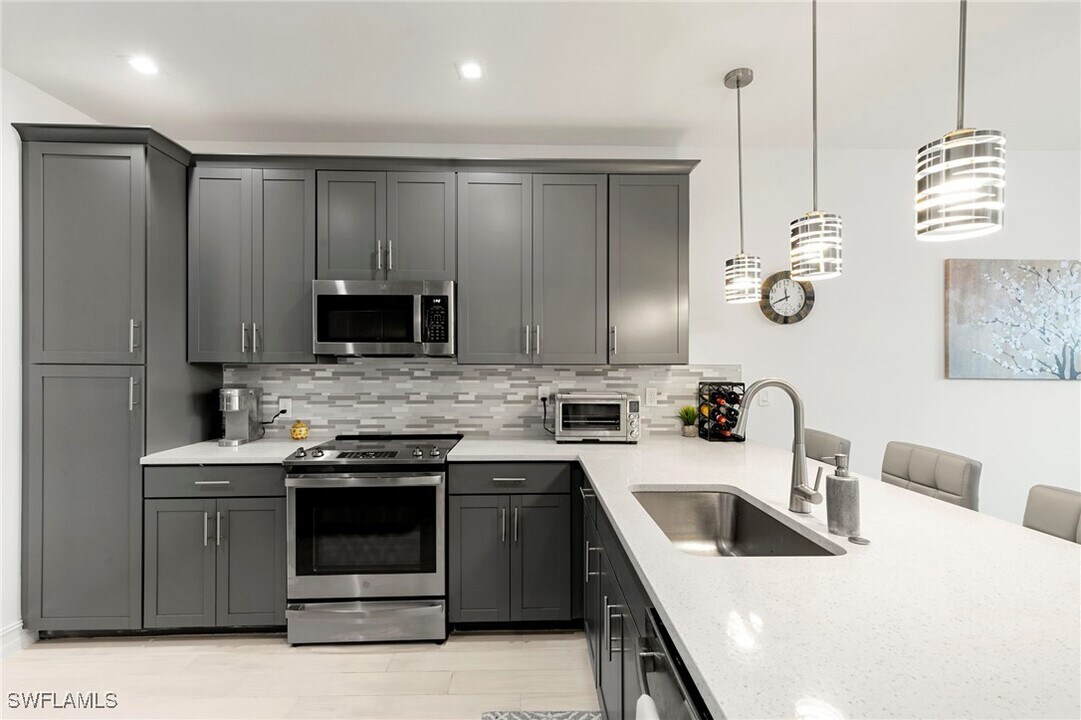 7555 Rockefeller Dr in Naples, FL - Building Photo