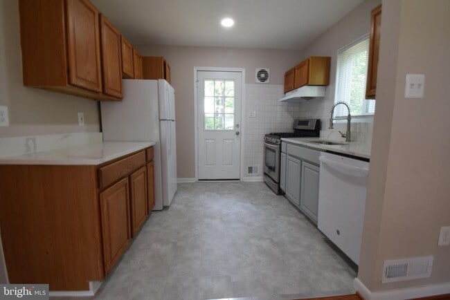 13602 Athania St in Silver Spring, MD - Building Photo - Building Photo