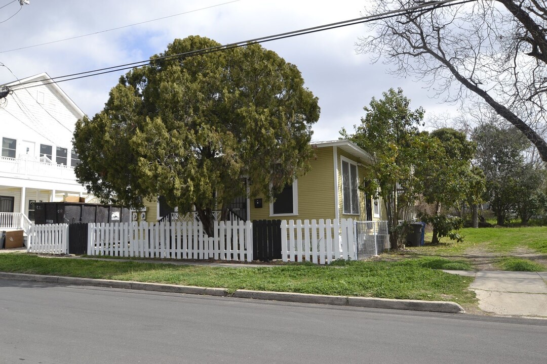 1722 N Pine St in San Antonio, TX - Building Photo