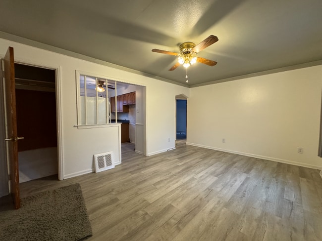 1403 E Maxlow Ave in Hazel Park, MI - Foto de edificio - Building Photo