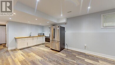 1048 Gilmore Ave in Innisfil, ON - Building Photo - Building Photo