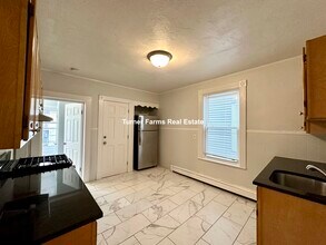 22 Howell St, Unit 2 in Boston, MA - Foto de edificio - Building Photo