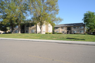 Meredith Manor Apartments in Gustine, CA - Building Photo - Building Photo