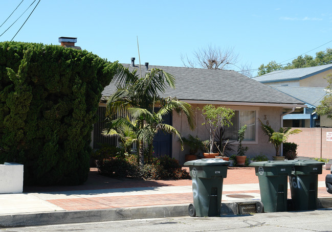 361 E 18th St in Costa Mesa, CA - Foto de edificio - Building Photo