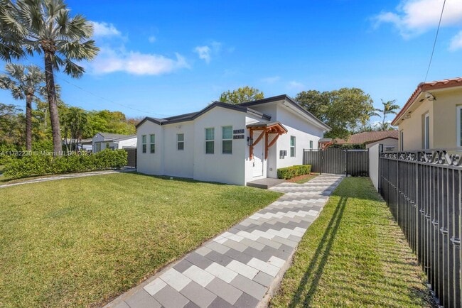 2426 SW 25th St in Miami, FL - Building Photo - Building Photo