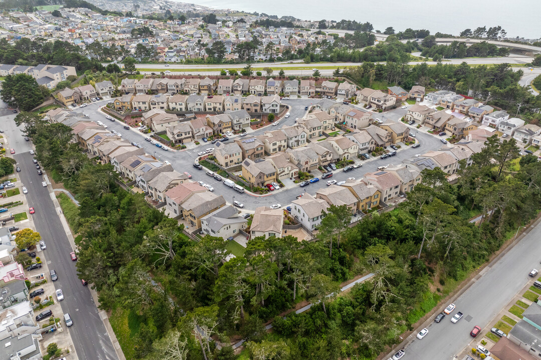 Crestview Estates in Daly City, CA - Building Photo