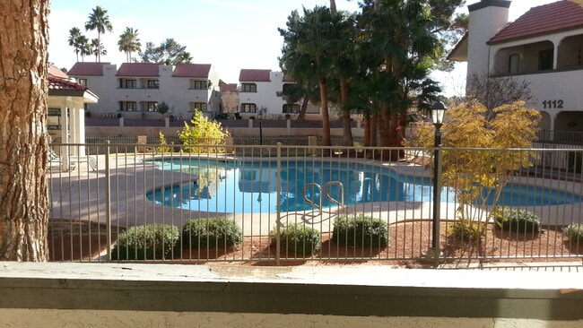 1212 Bass Dr, Unit A in Henderson, NV - Building Photo - Building Photo