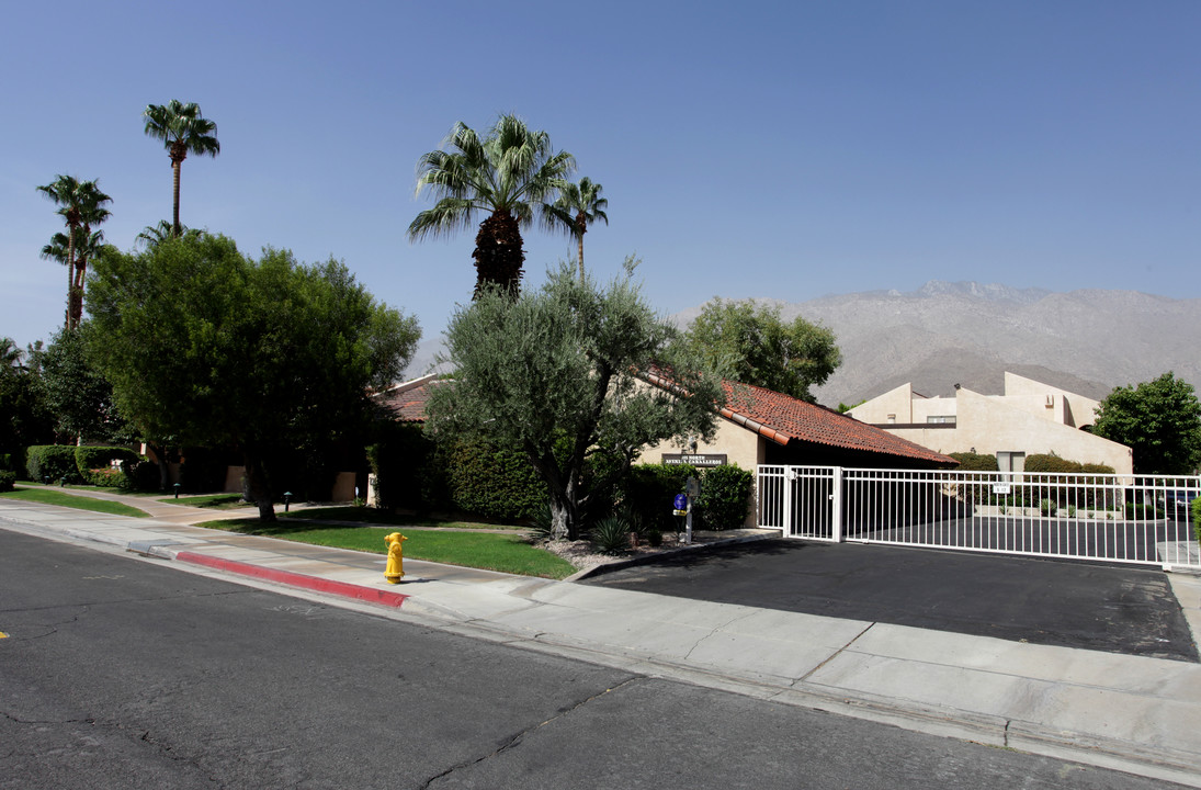 355 N Avenida Caballeros in Palm Springs, CA - Foto de edificio