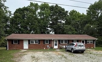 412 Lake Dr in Archdale, NC - Building Photo