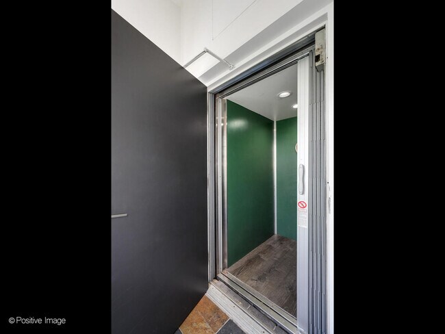 1115 W Grand Ave in Chicago, IL - Building Photo - Building Photo