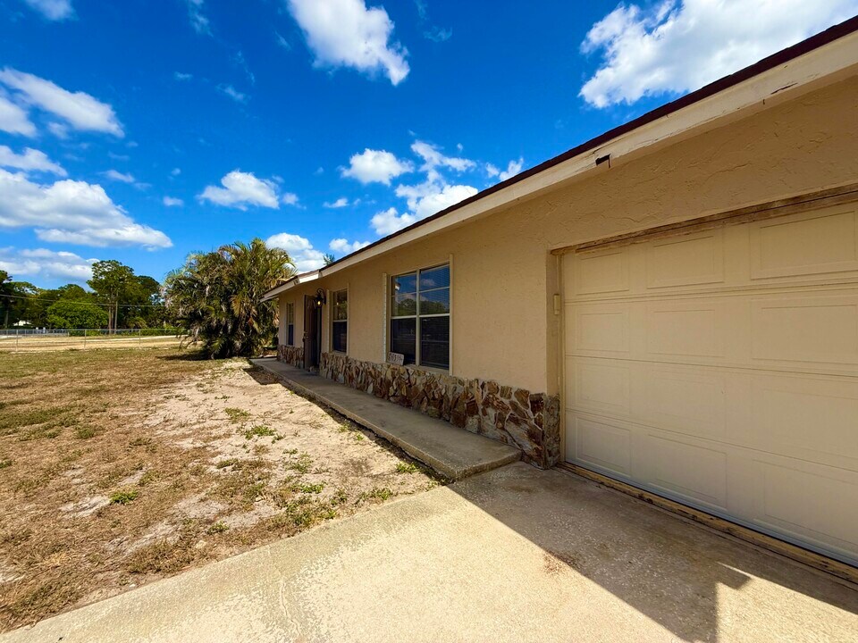16394 Pimlico Dr E in Loxahatchee Groves, FL - Building Photo