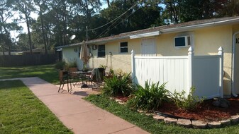 80-104 N Mango St in Englewood, FL - Building Photo