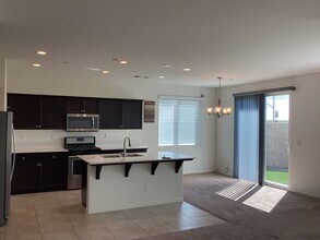 1397 Hoover Way in Hanford, CA - Building Photo - Building Photo