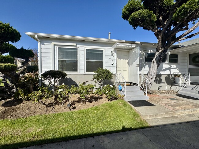 6122 S Fairfax Ave in Los Angeles, CA - Foto de edificio - Building Photo