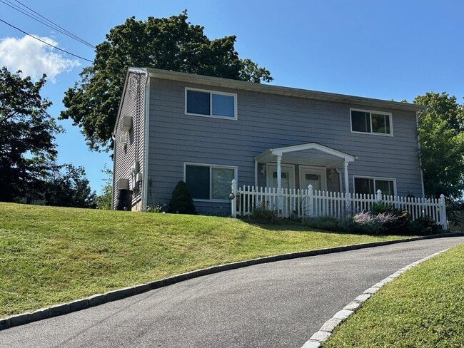 40 A Melrose Ave in East Northport, NY - Building Photo - Building Photo