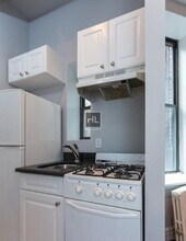 Mott Street, Unit 12 in New York, NY - Building Photo - Building Photo