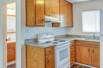 Gateway Apartments in San Leandro, CA - Building Photo - Building Photo