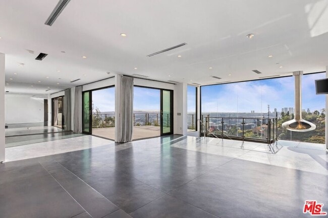 8460 Harold Way in Los Angeles, CA - Building Photo - Building Photo