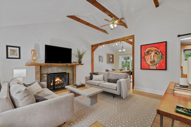126 Lakeside Dr in Ridgefield, CT - Building Photo - Building Photo