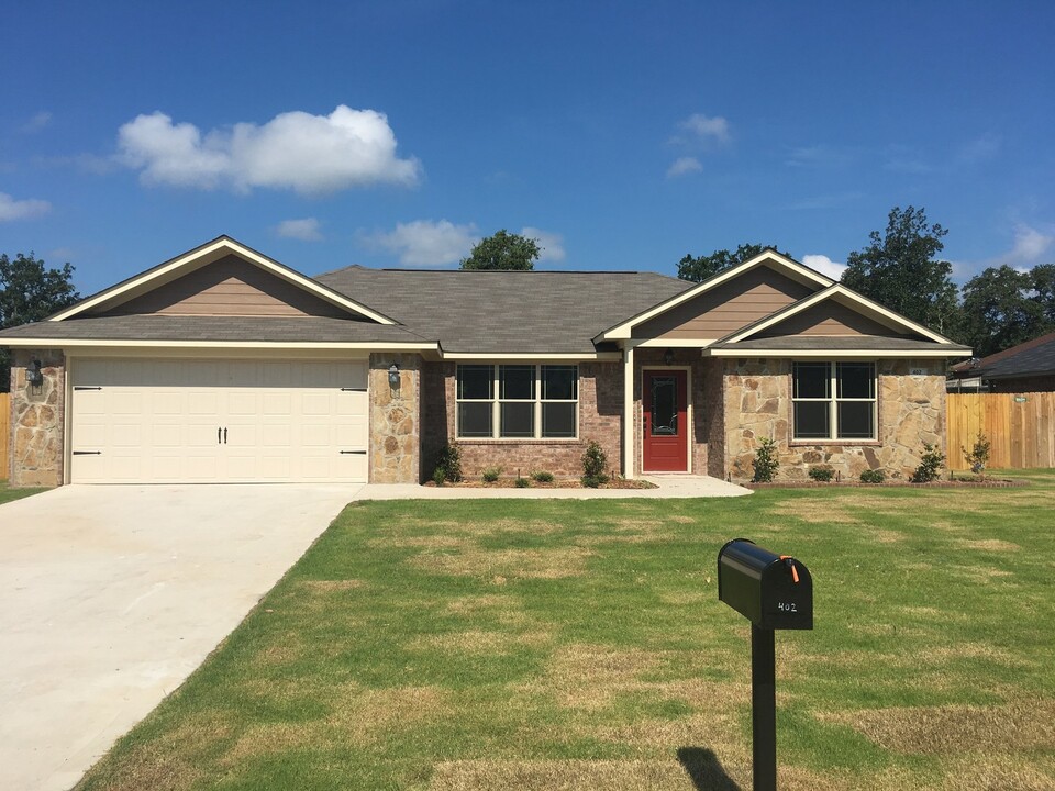 402 Noah Ln in Lindale, TX - Building Photo