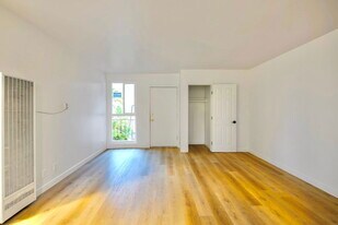 6828 Fulton Ave in Los Angeles, CA - Building Photo