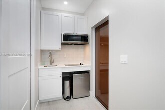 2368 SW 21st St in Miami, FL - Building Photo - Building Photo