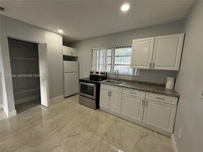 7411 Juniper St in Miramar, FL - Building Photo - Building Photo