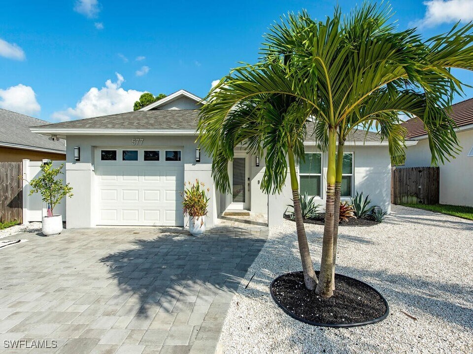 577 102nd Ave N in Naples, FL - Building Photo