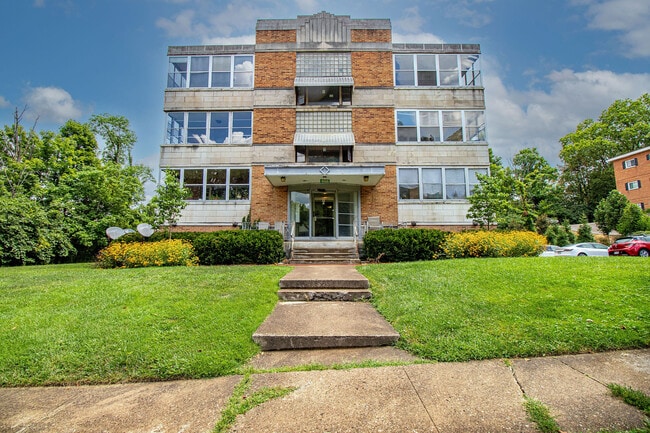4028 Ledgewood Dr in Cincinnati, OH - Building Photo - Building Photo
